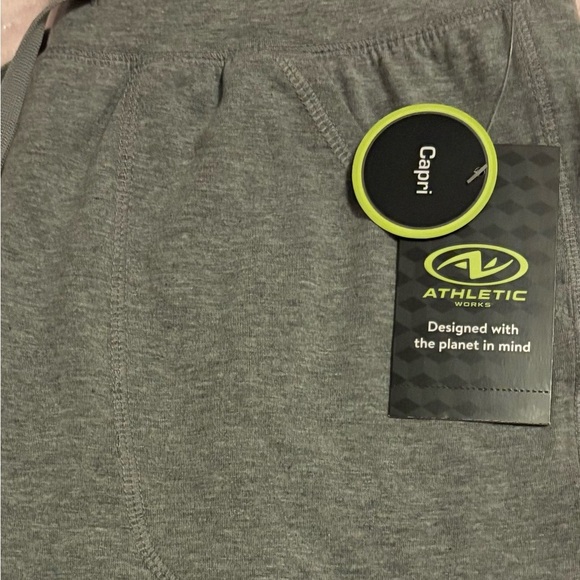 Capri Pants with front pockets Size Small (4-6) Grey - Picture 3 of 6